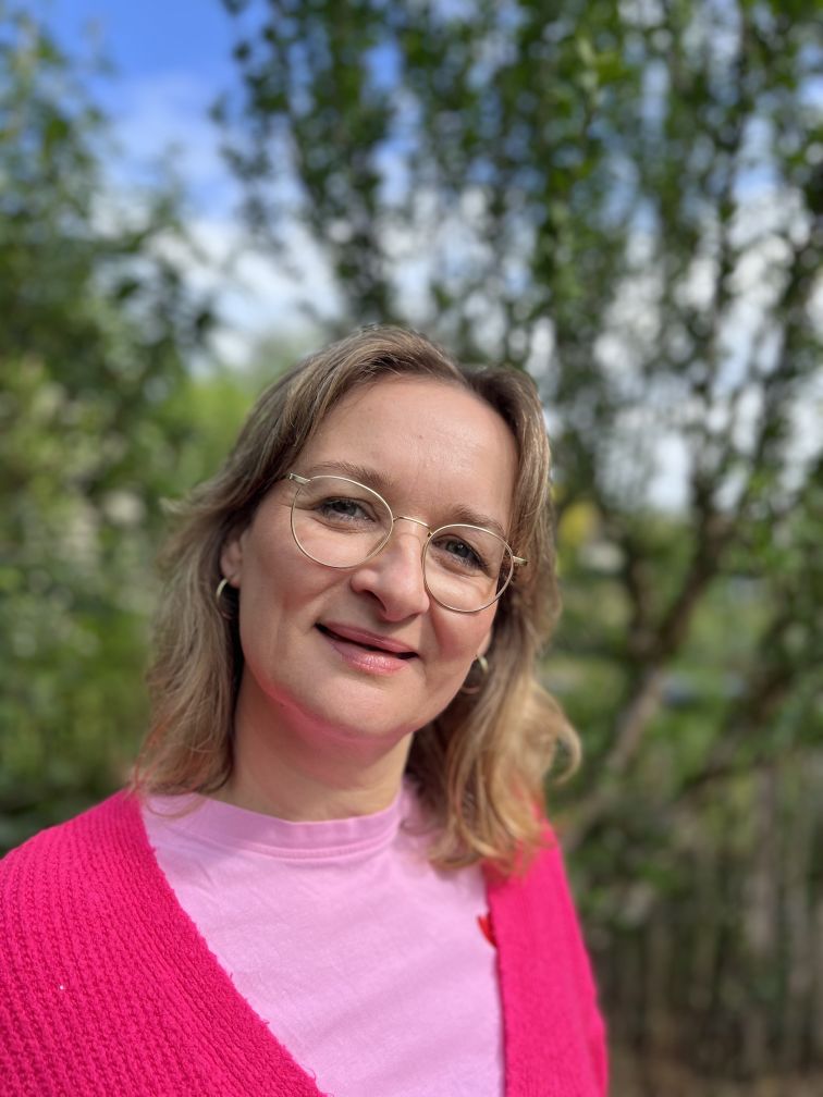 Rebecca Decker-Klein in heller Umgebung